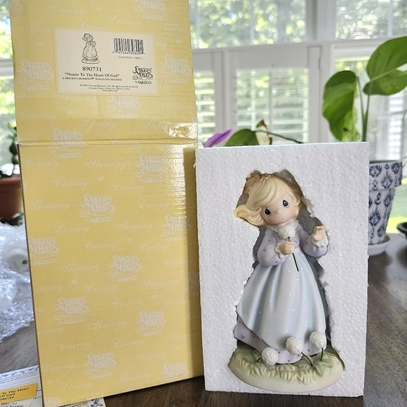 Precious Moments® 2001 "Nearer To The Heart Of God" Figurine #890731 - Picture 4 of 15
